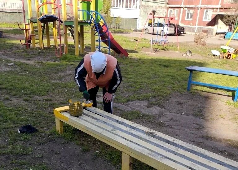 Иван Адамец: Специалисты Единого регионального фонда по обслуживанию МКД с заботой о детях проводят плановую покраску детских площадок Иван Адамец: Специалисты Единого регионального фонда по обслуживанию МКД с заботой о детях проводят плановую покраску детских площадок