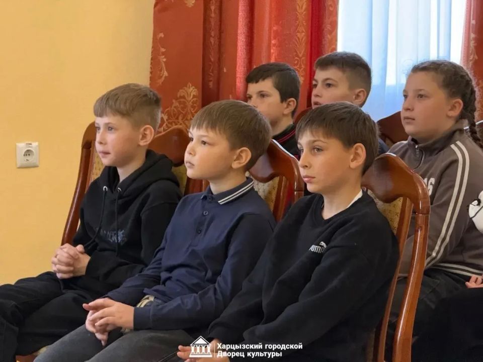 17 апреля, в Международный день денег, в Харцызском городском Дворце культуры прошла познавательная игровая программа для учеников школ городского округа Харцызск 17 апреля, в Международный день денег, в Харцызском городском Дворце культуры прошла познавательная игровая программа для учеников школ городского округа Харцызск