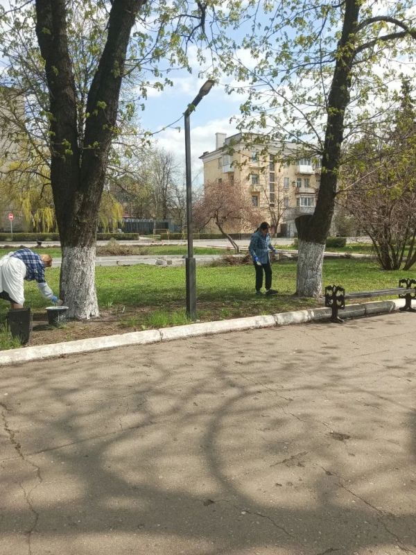 В рамках обще республиканского субботника сотрудники МБУ ЦКИД пробелили деревья аллеи возле ДДШИ и детской площадки В рамках обще республиканского субботника сотрудники МБУ ЦКИД пробелили деревья аллеи возле ДДШИ и детской площадки