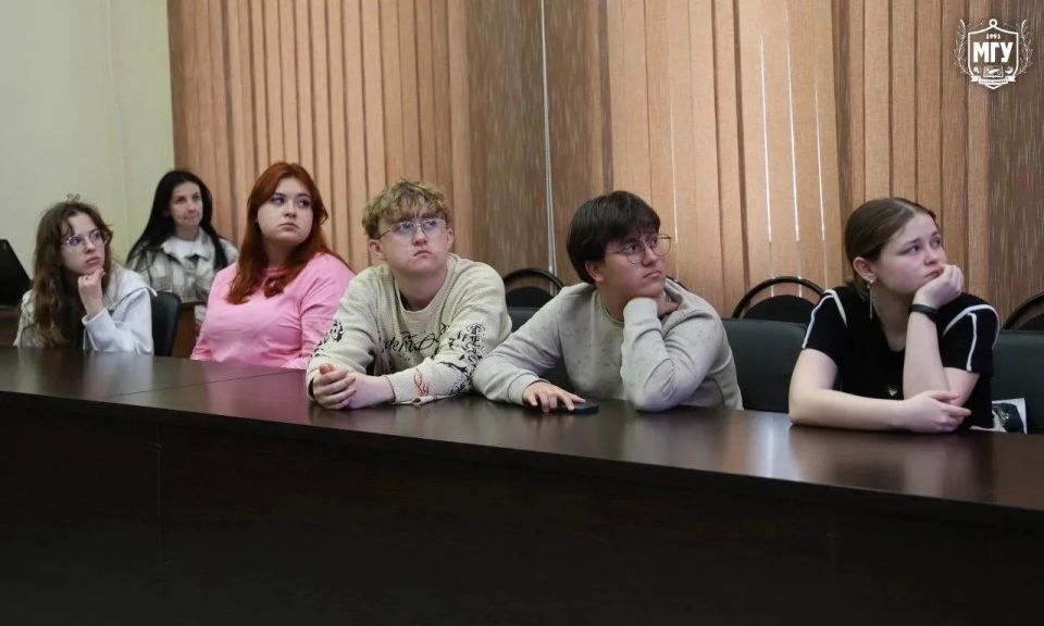 В МГУ имени А.И. Куинджи прошла встреча волонтёров и представителей Администрации городского округа Мариуполь В МГУ имени А.И. Куинджи прошла встреча волонтёров и представителей Администрации городского округа Мариуполь
