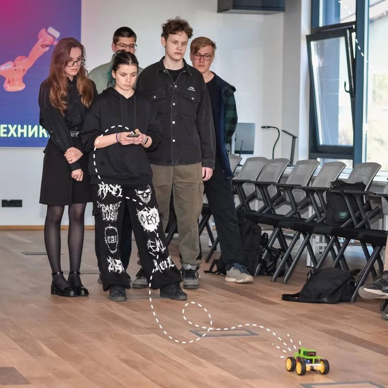 В Донецком Доме молодежи стартовал фестиваль робототехники В Донецком Доме молодежи стартовал фестиваль робототехники