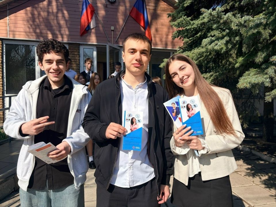 Будущие выпускники Ждановки на ярмарке трудоустройства Будущие выпускники Ждановки на ярмарке трудоустройства
