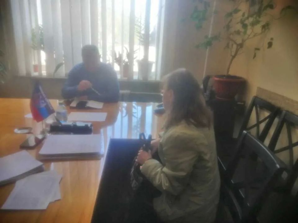 Игорь Мартынов: Личный прием граждан. 17 апреля заместитель главы администрации муниципального образования городского округа Енакиево Сергей Божик провёл личный приём граждан Игорь Мартынов: Личный прием граждан. 17 апреля заместитель главы администрации муниципального образования городского округа Енакиево Сергей Божик провёл личный приём граждан