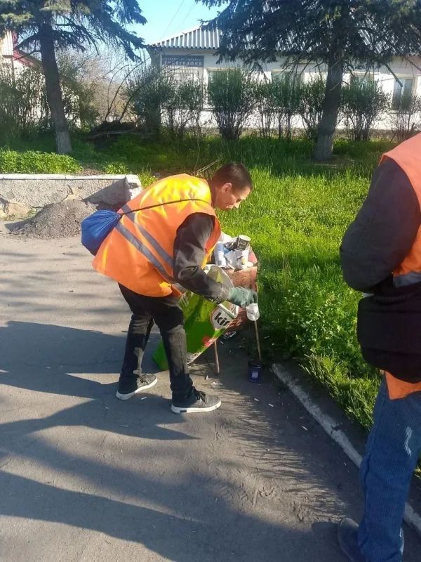 Коммунальщики Снежного продолжают благоустраивать территории общего пользования Коммунальщики Снежного продолжают благоустраивать территории общего пользования