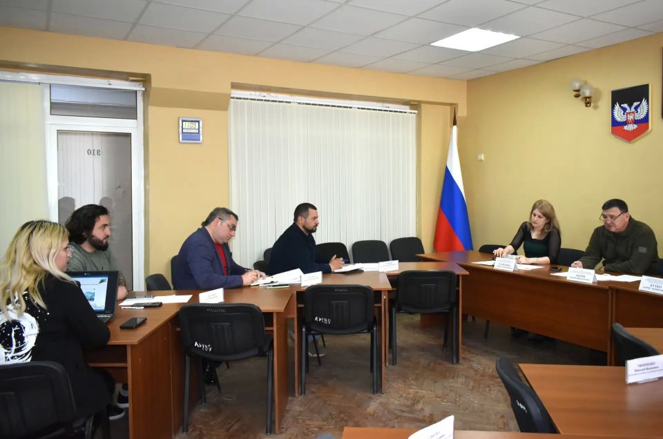 В администрации Амвросиевского муниципального округа состоялся круглый стол с представителями коммунальных предприятий, молодежного сектора, общественного совета, подрядной организации, в ходе которого обсудили направления... В администрации Амвросиевского муниципального округа состоялся круглый стол с представителями коммунальных предприятий, молодежного сектора, общественного совета, подрядной организации, в ходе которого обсудили направления...