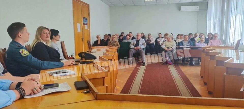 Сегодня специалистами управления опеки и попечительства администрации городского округа Донецк совместно с сотрудниками Клиентской службы (на правах отдела) в Пролетарском районе г. Донецка Отделения Фонда пенсионного и... Сегодня специалистами управления опеки и попечительства администрации городского округа Донецк совместно с сотрудниками Клиентской службы (на правах отдела) в Пролетарском районе г. Донецка Отделения Фонда пенсионного и...