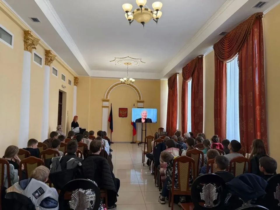 17 апреля в конференц-зале Харцызского городского Дворца культуры состоялся кинопоказ, объединивший поколения 17 апреля в конференц-зале Харцызского городского Дворца культуры состоялся кинопоказ, объединивший поколения