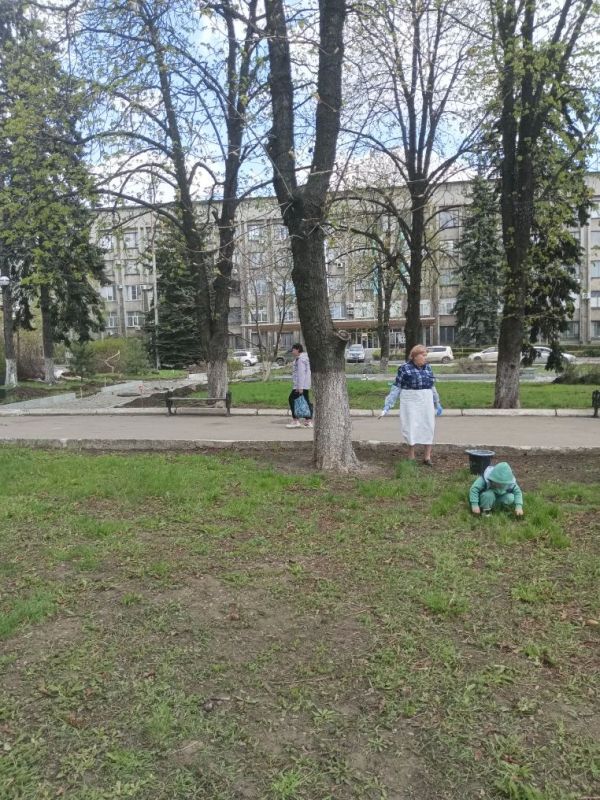 В рамках обще республиканского субботника сотрудники МБУ ЦКИД пробелили деревья аллеи возле ДДШИ и детской площадки В рамках обще республиканского субботника сотрудники МБУ ЦКИД пробелили деревья аллеи возле ДДШИ и детской площадки