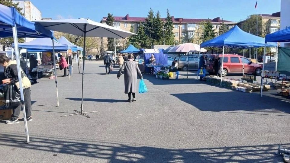 В Снежном прошла ярмарка. 17 апреля в городском округе традиционно развернулись прилавки с товарами от местных производителей и предпринимателей Донецка, Макеевки, Харцызска, Енакиво, Тореза, Таганрога и других населенных... В Снежном прошла ярмарка. 17 апреля в городском округе традиционно развернулись прилавки с товарами от местных производителей и предпринимателей Донецка, Макеевки, Харцызска, Енакиво, Тореза, Таганрога и других населенных...