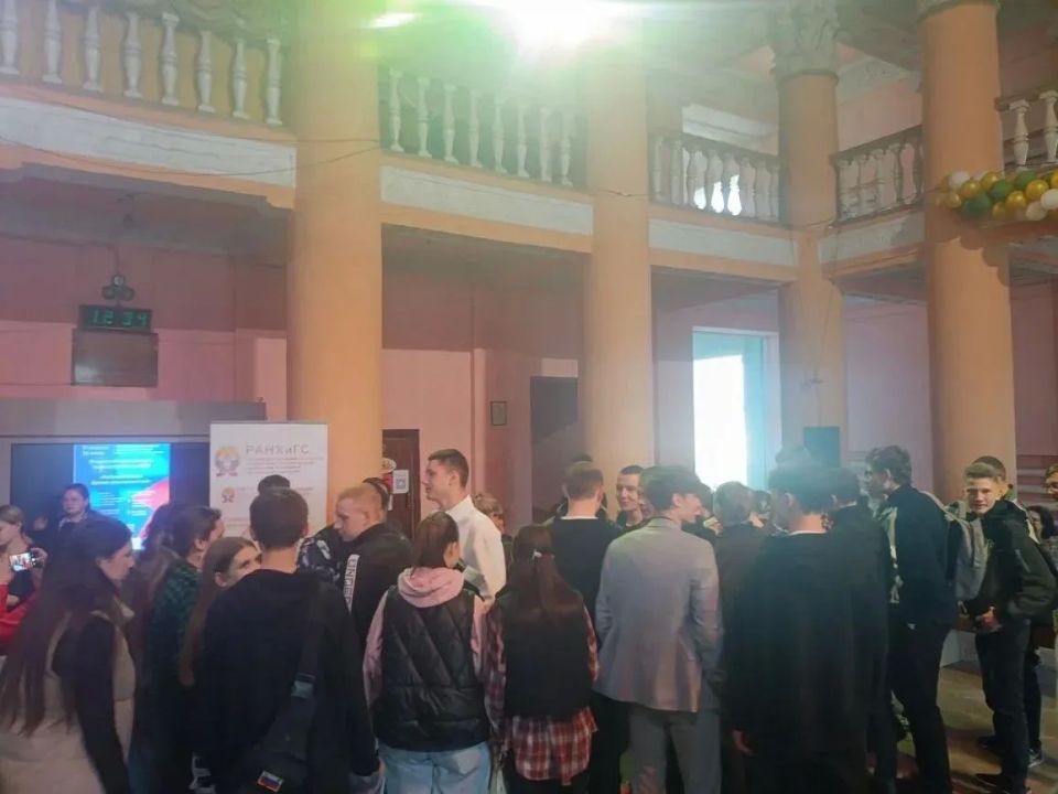 «ФЕСТИВАЛЬ ПРОФЕССИЙ». В пятницу, 17 апреля 2026 года, на базе МБУ «ДК им. В. Маяковского г.о. Торез» состоялся фестиваль профессий в рамках Всероссийской ярмарки трудоустройства «Работа России «ФЕСТИВАЛЬ ПРОФЕССИЙ». В пятницу, 17 апреля 2026 года, на базе МБУ «ДК им. В. Маяковского г.о. Торез» состоялся фестиваль профессий в рамках Всероссийской ярмарки трудоустройства «Работа России