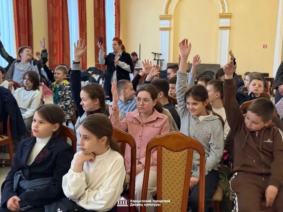 17 апреля, в Международный день денег, в Харцызском городском Дворце культуры прошла познавательная игровая программа для учеников школ городского округа Харцызск 17 апреля, в Международный день денег, в Харцызском городском Дворце культуры прошла познавательная игровая программа для учеников школ городского округа Харцызск