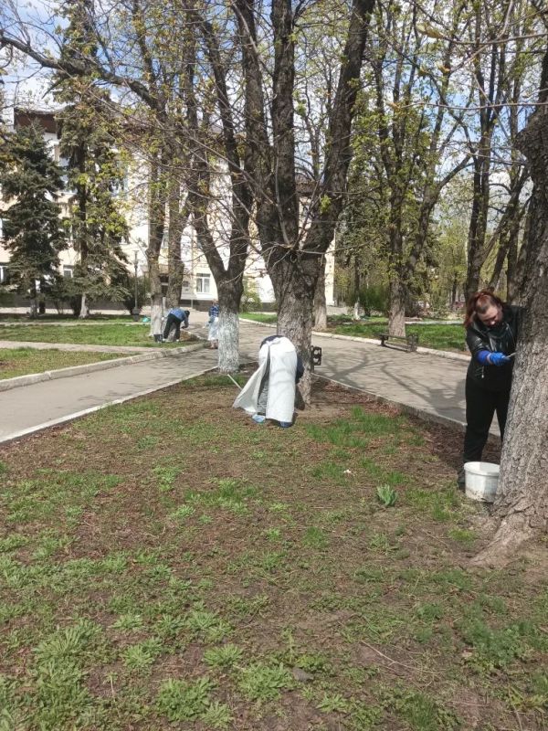 В рамках обще республиканского субботника сотрудники МБУ ЦКИД пробелили деревья аллеи возле ДДШИ и детской площадки В рамках обще республиканского субботника сотрудники МБУ ЦКИД пробелили деревья аллеи возле ДДШИ и детской площадки