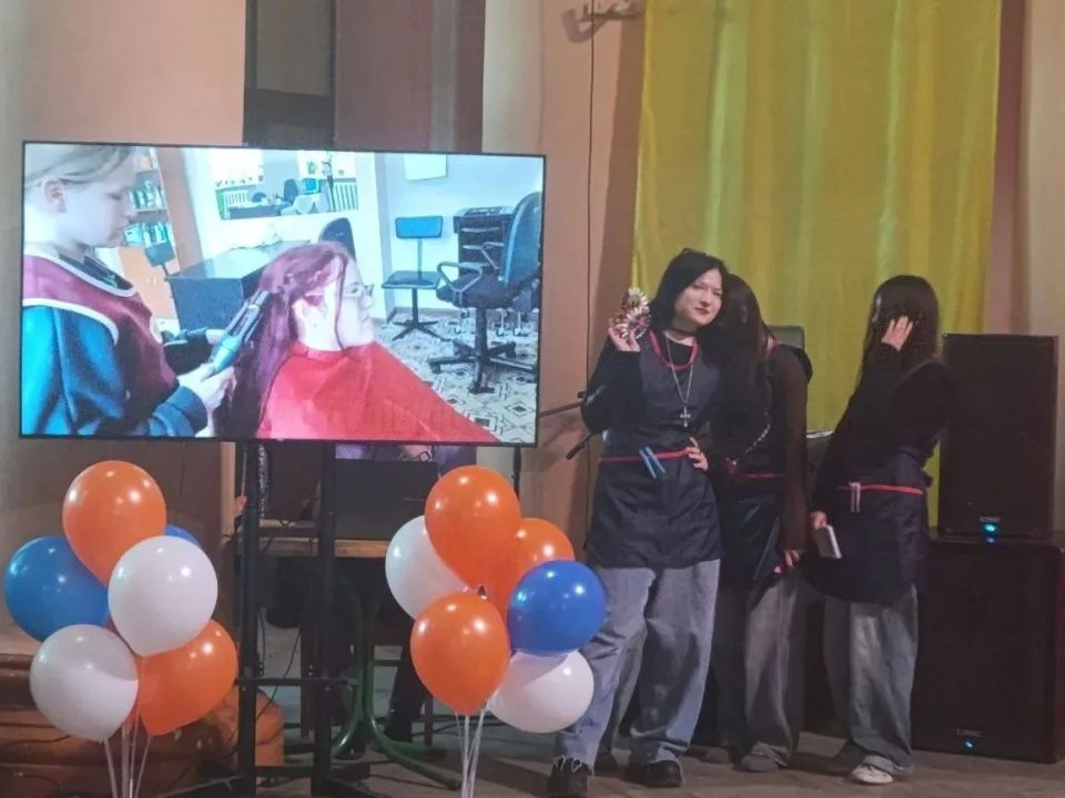 «ФЕСТИВАЛЬ ПРОФЕССИЙ». В пятницу, 17 апреля 2026 года, на базе МБУ «ДК им. В. Маяковского г.о. Торез» состоялся фестиваль профессий в рамках Всероссийской ярмарки трудоустройства «Работа России «ФЕСТИВАЛЬ ПРОФЕССИЙ». В пятницу, 17 апреля 2026 года, на базе МБУ «ДК им. В. Маяковского г.о. Торез» состоялся фестиваль профессий в рамках Всероссийской ярмарки трудоустройства «Работа России