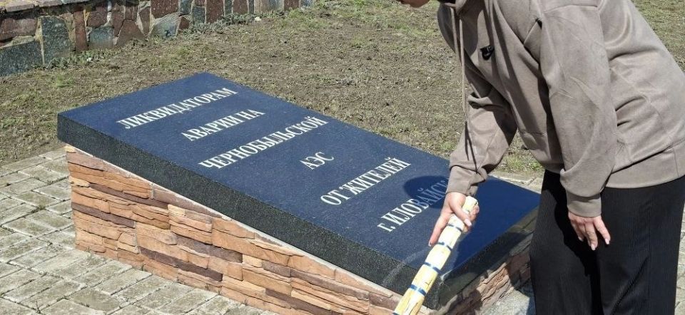 Благоустройство памяти: молодёжный субботник у мемориала чернобыльцам Благоустройство памяти: молодёжный субботник у мемориала чернобыльцам