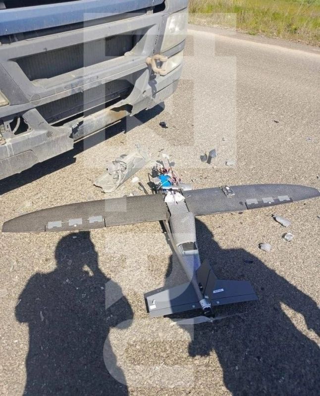 Кадры последствий удара ВСУ по гражданскому грузовику на Кураховской трассе показали "Известия" Кадры последствий удара ВСУ по гражданскому грузовику на Кураховской трассе показали "Известия"