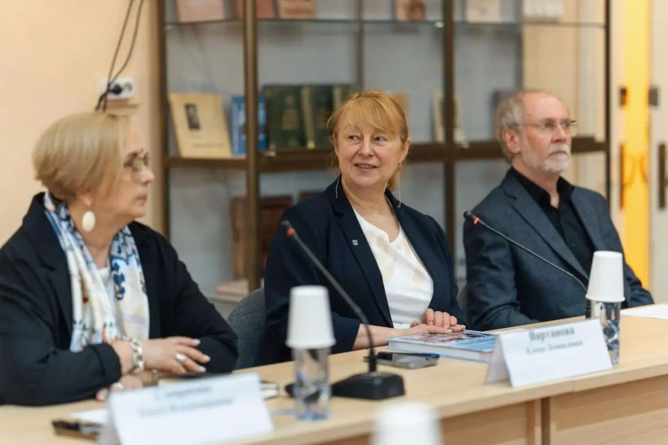 Донецкие журналисты презентовали книгу на журфаке Московского государственного университета Донецкие журналисты презентовали книгу на журфаке Московского государственного университета