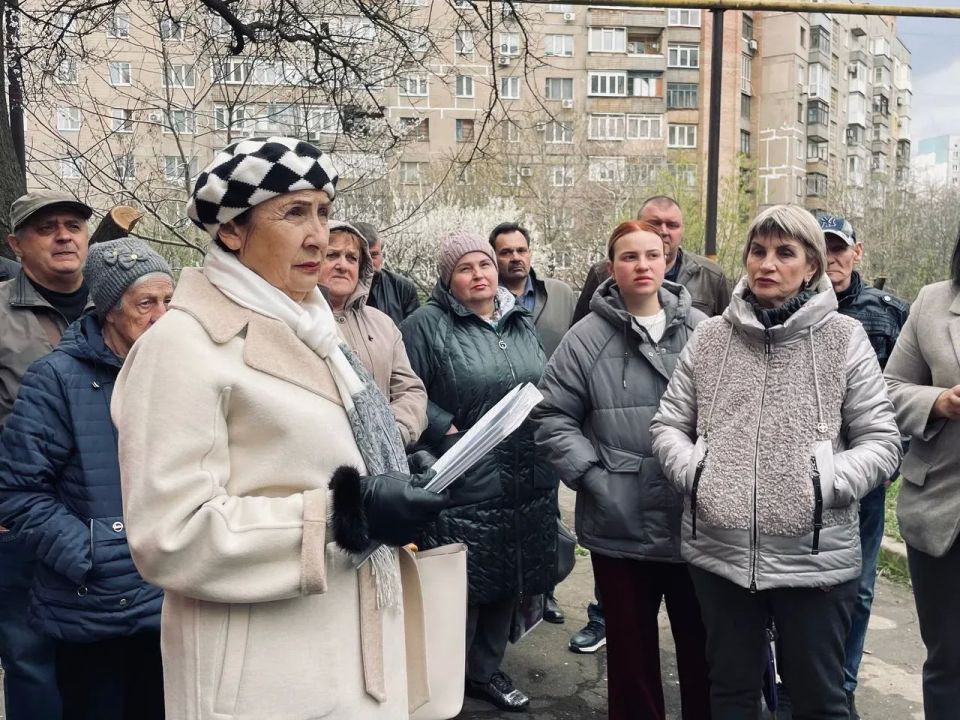 Анна Кондрыкинская и Алексей Муратов провели встречу с жителями Кировского района Донецка Анна Кондрыкинская и Алексей Муратов провели встречу с жителями Кировского района Донецка