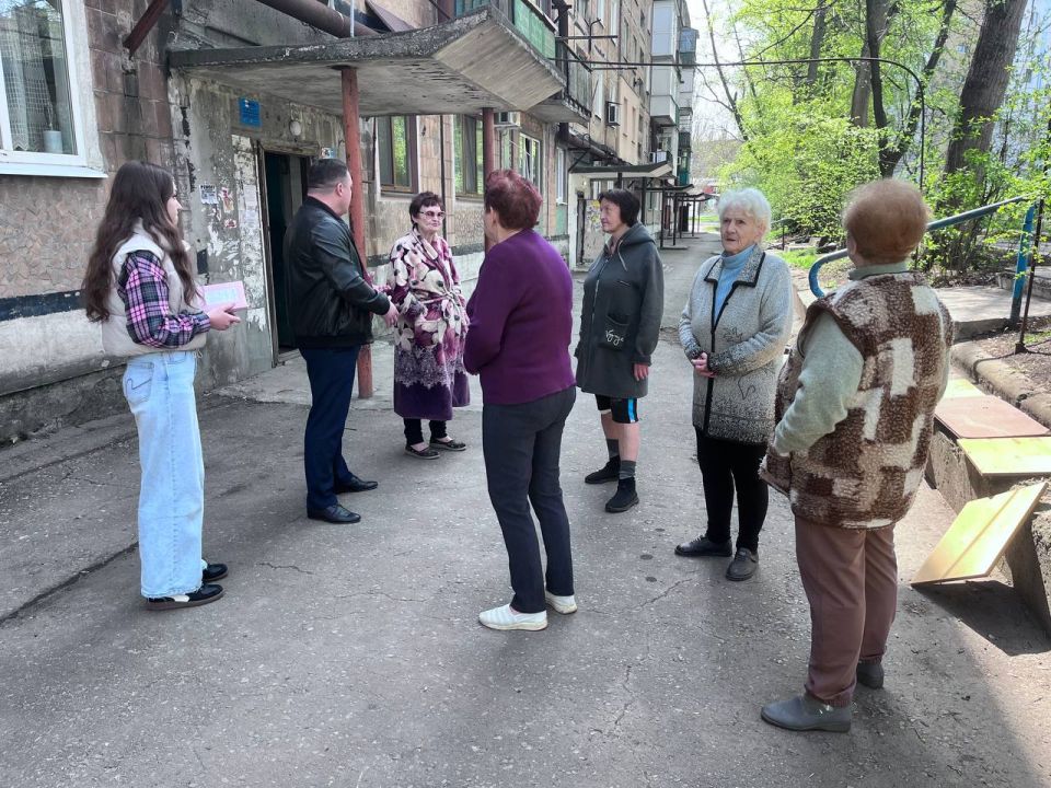 Следующую встречу Заместитель главы муниципального образования городского округа Харцызск Виталий Легчилин провел с жителями микрорайона Юбилейный Следующую встречу Заместитель главы муниципального образования городского округа Харцызск Виталий Легчилин провел с жителями микрорайона Юбилейный