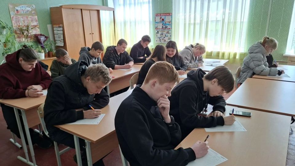 Тотальный диктант в ГБОУ "Луганская школа 12 г.о. Дебальцево": пишем грамотно и с удовольствием! Тотальный диктант в ГБОУ "Луганская школа 12 г.о. Дебальцево": пишем грамотно и с удовольствием!