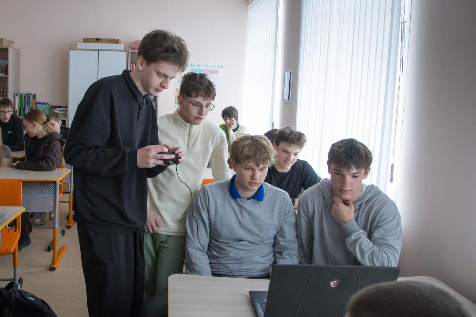 Сотрудники Ямал-спаса рассказали школьникам Волновахского округа как работают БПЛА Сотрудники Ямал-спаса рассказали школьникам Волновахского округа как работают БПЛА