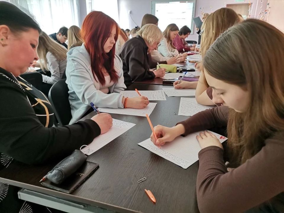 #тотальныйдиктантДНР. На очной площадке ГБОУ «Светлодарский УВК г.о. Дебальцево» 18 апреля 2026 года состоялся долгожданное культурное событие – Тотальный диктант! В этот раз участники получили возможность окунуться в мир... #тотальныйдиктантДНР. На очной площадке ГБОУ «Светлодарский УВК г.о. Дебальцево» 18 апреля 2026 года состоялся долгожданное культурное событие – Тотальный диктант! В этот раз участники получили возможность окунуться в мир...