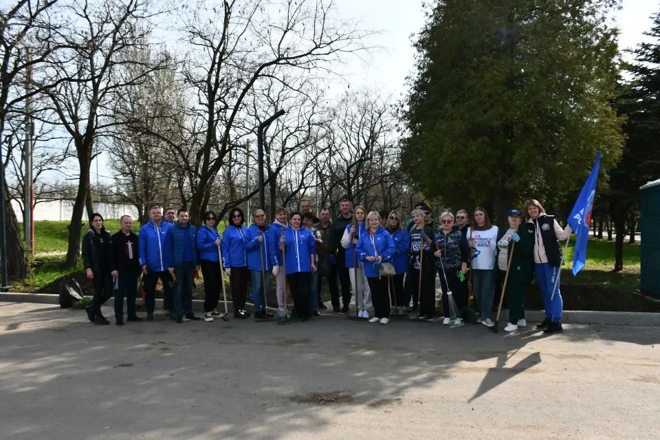 В Кировском провели масштабный субботник В Кировском провели масштабный субботник