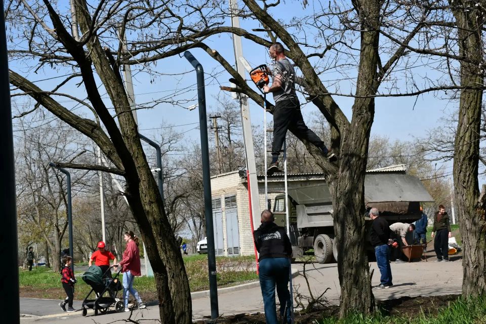 В Кировском провели масштабный субботник В Кировском провели масштабный субботник