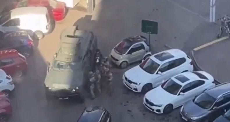 В Голосеевском районе Киева мужчина открыл стрельбу по людям В Голосеевском районе Киева мужчина открыл стрельбу по людям