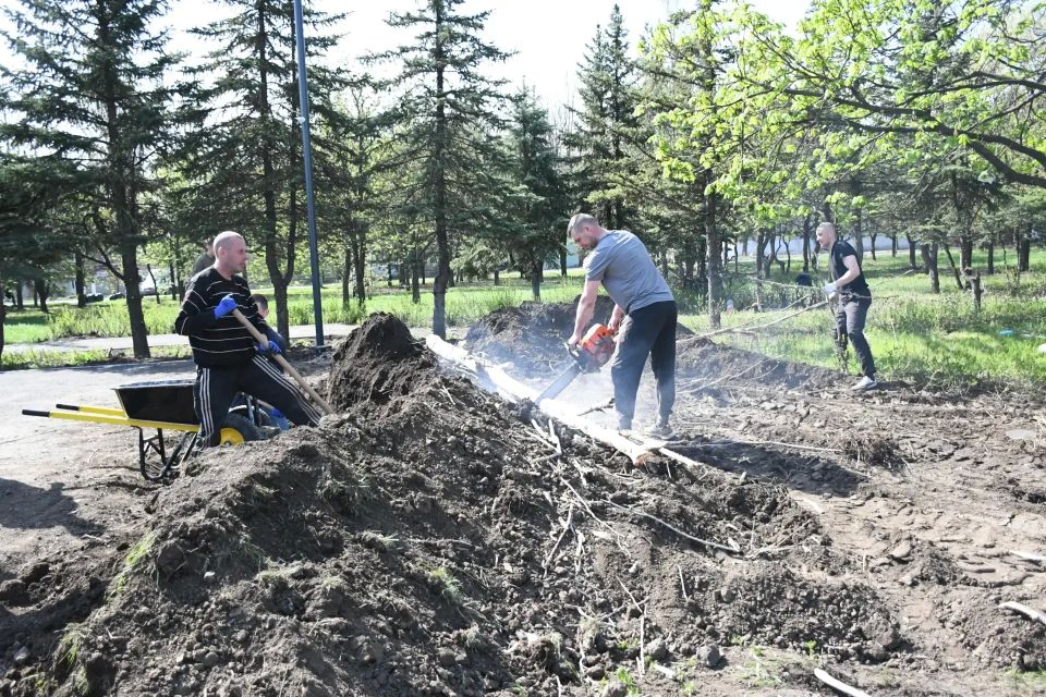 В Кировском провели масштабный субботник В Кировском провели масштабный субботник