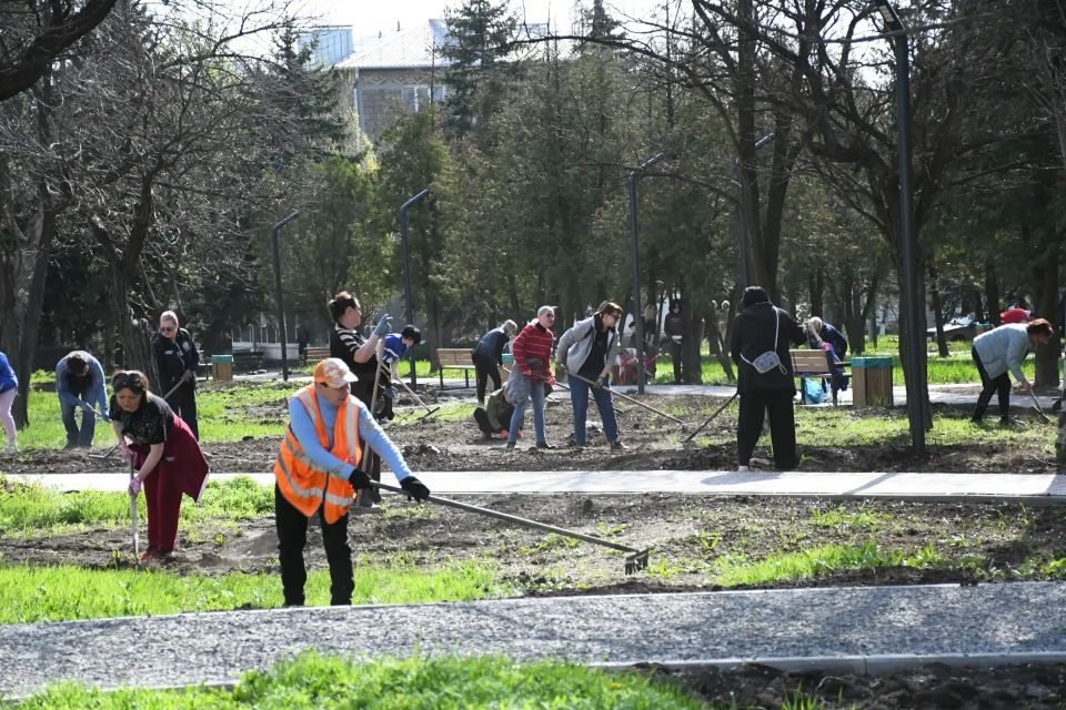 В Кировском провели масштабный субботник В Кировском провели масштабный субботник