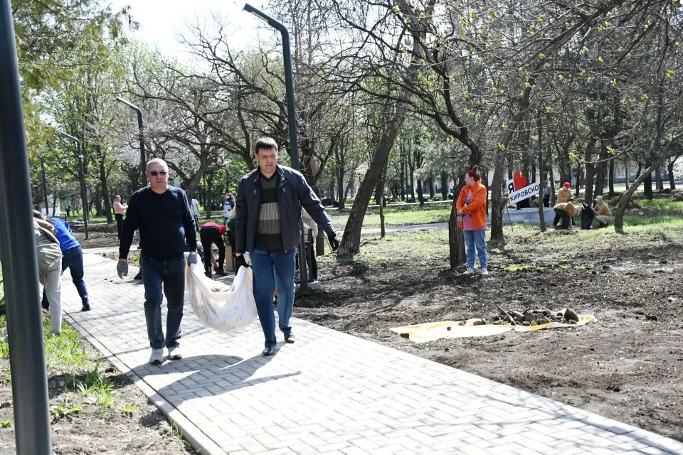 В Кировском провели масштабный субботник В Кировском провели масштабный субботник