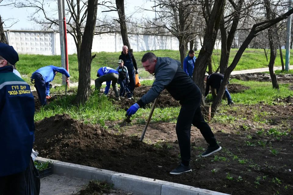 В Кировском провели масштабный субботник В Кировском провели масштабный субботник