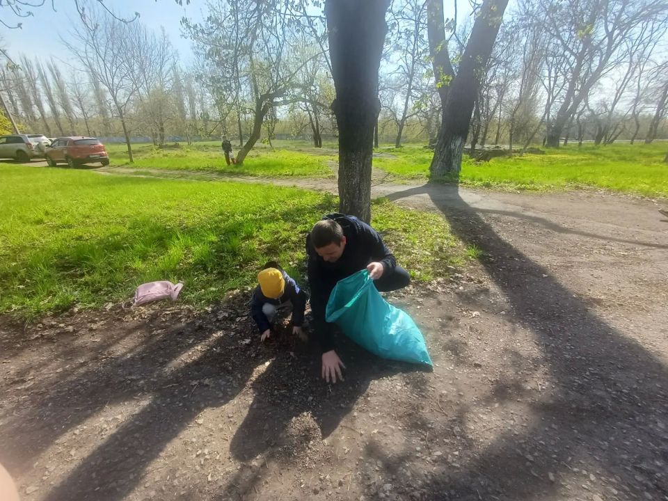 В городском округе Дебальцево состоялась экологическая акция «Зелёный субботник», объединившая жителей разных возрастов В городском округе Дебальцево состоялась экологическая акция «Зелёный субботник», объединившая жителей разных возрастов