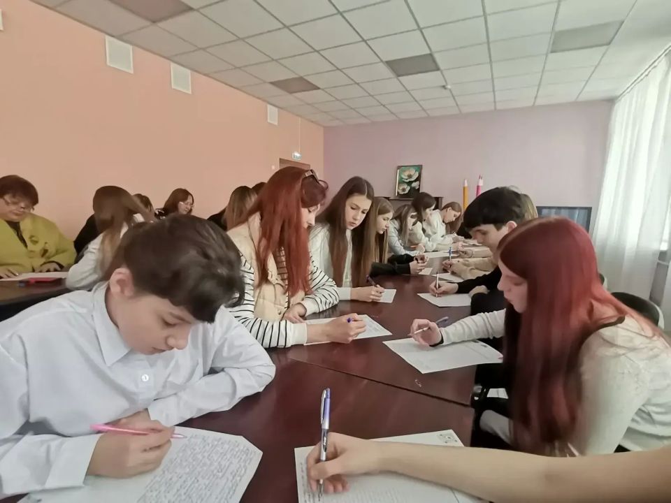 #тотальныйдиктантДНР. На очной площадке ГБОУ «Светлодарский УВК г.о. Дебальцево» 18 апреля 2026 года состоялся долгожданное культурное событие – Тотальный диктант! В этот раз участники получили возможность окунуться в мир... #тотальныйдиктантДНР. На очной площадке ГБОУ «Светлодарский УВК г.о. Дебальцево» 18 апреля 2026 года состоялся долгожданное культурное событие – Тотальный диктант! В этот раз участники получили возможность окунуться в мир...