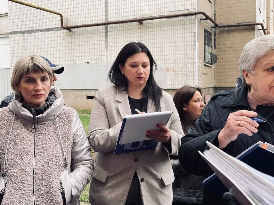 Анна Кондрыкинская и Алексей Муратов провели встречу с жителями Кировского района Донецка Анна Кондрыкинская и Алексей Муратов провели встречу с жителями Кировского района Донецка