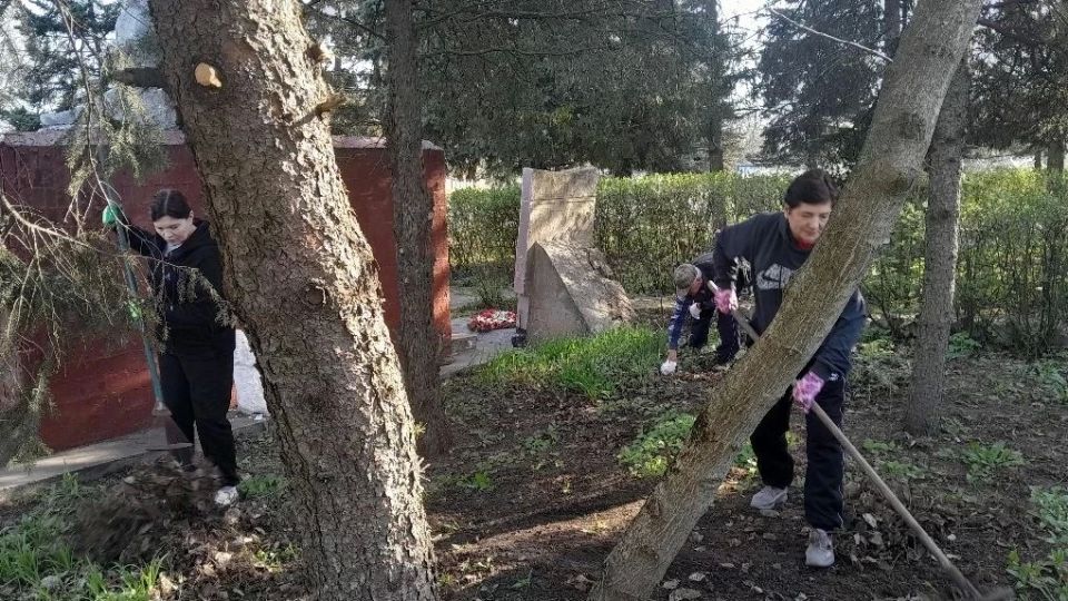 Еще некоторые сегодняшние фото с нашего субботника Еще некоторые сегодняшние фото с нашего субботника
