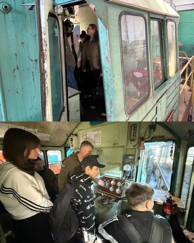 В рамках проекта «Выбирай своё» учащиеся ГБОУ «Школа №2 г.о. Дебальцево» посетили с экскурсией Локомотивное депо Дебальцево Донецкого филиала ФГУП «Железные дороги Новороссии» В рамках проекта «Выбирай своё» учащиеся ГБОУ «Школа №2 г.о. Дебальцево» посетили с экскурсией Локомотивное депо Дебальцево Донецкого филиала ФГУП «Железные дороги Новороссии»