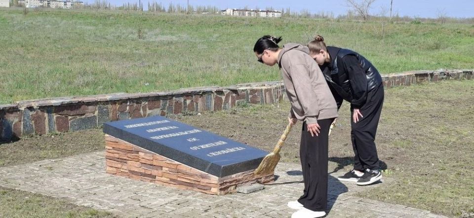 Благоустройство памяти: молодёжный субботник у мемориала чернобыльцам Благоустройство памяти: молодёжный субботник у мемориала чернобыльцам