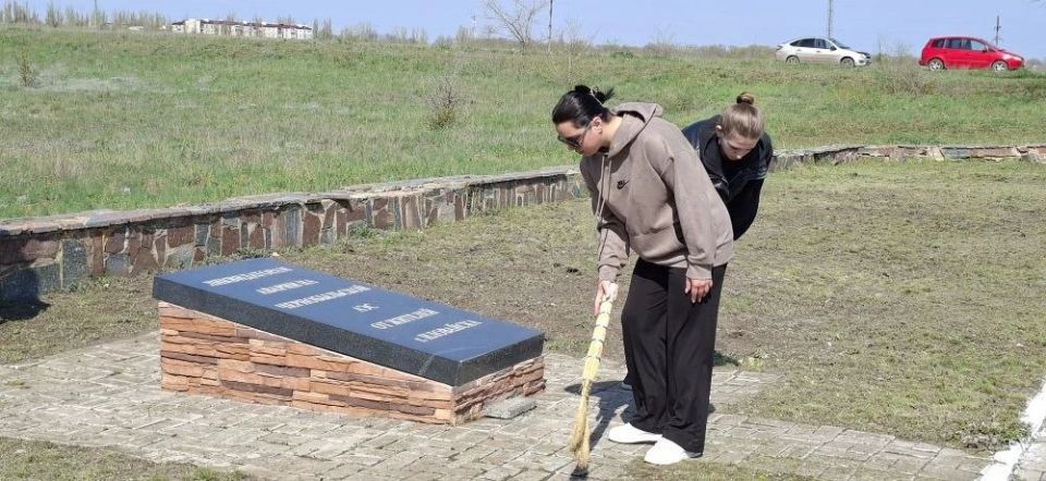 Благоустройство памяти: молодёжный субботник у мемориала чернобыльцам Благоустройство памяти: молодёжный субботник у мемориала чернобыльцам