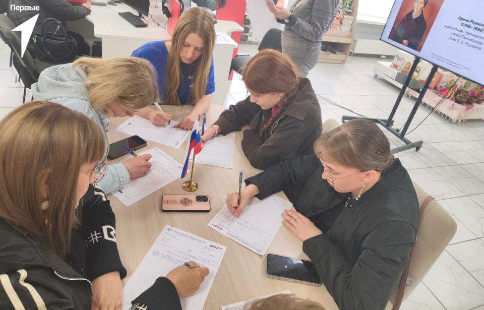 Грамотность без границ. 1Активисты Движения приняли участие в ежегодной просветительской акции «Тотальный диктант» в Енакиевской библиотеке семейного чтения Участникам предстояло написать текст под названием «Наперсница... Грамотность без границ. 1Активисты Движения приняли участие в ежегодной просветительской акции «Тотальный диктант» в Енакиевской библиотеке семейного чтения Участникам предстояло написать текст под названием «Наперсница...