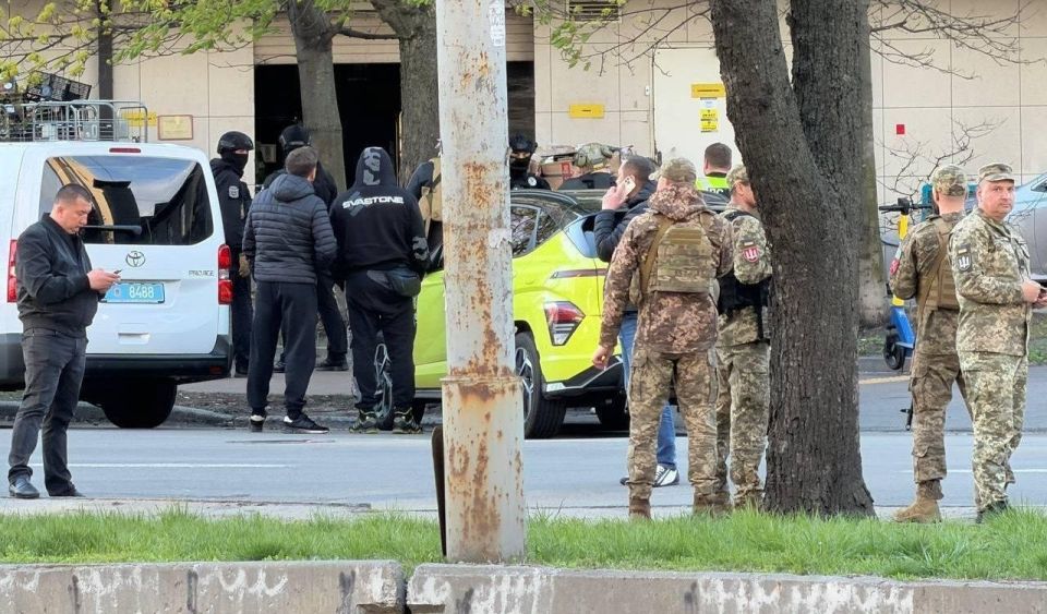 В Голосеевском районе Киева мужчина открыл стрельбу по людям В Голосеевском районе Киева мужчина открыл стрельбу по людям