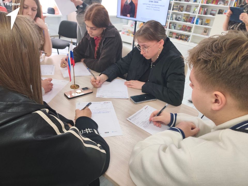 Грамотность без границ. 1Активисты Движения приняли участие в ежегодной просветительской акции «Тотальный диктант» в Енакиевской библиотеке семейного чтения Участникам предстояло написать текст под названием «Наперсница... Грамотность без границ. 1Активисты Движения приняли участие в ежегодной просветительской акции «Тотальный диктант» в Енакиевской библиотеке семейного чтения Участникам предстояло написать текст под названием «Наперсница...