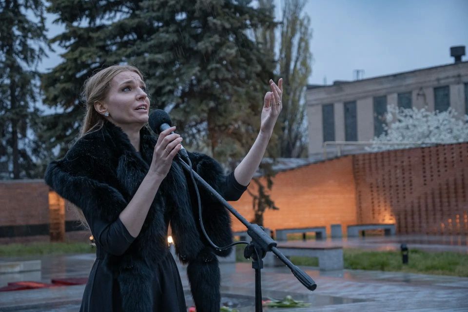 В этом году мы впервые отмечаем День памяти жертв геноцида советского народа, выложив у шурфа шахты «4/4-бис» из 4 тысяч свечей слово «Помним» В этом году мы впервые отмечаем День памяти жертв геноцида советского народа, выложив у шурфа шахты «4/4-бис» из 4 тысяч свечей слово «Помним»