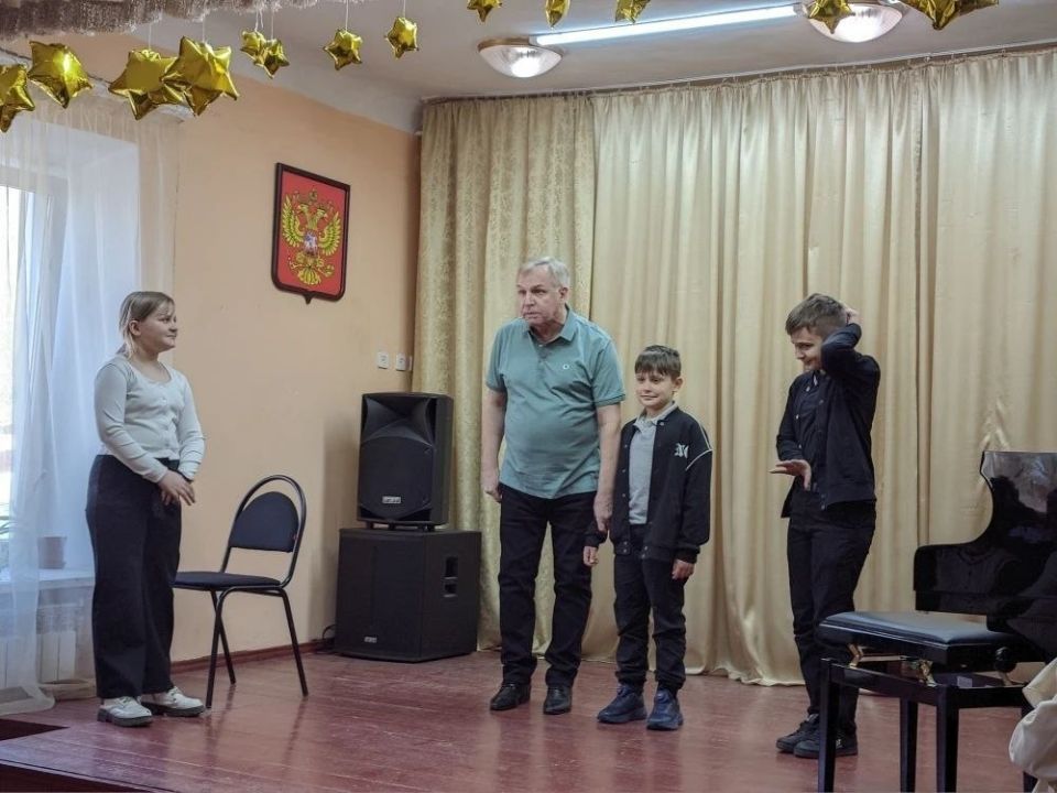 Совсем недавно было шумно и весело в зрительном зале Новоазовской детской школы искусств Совсем недавно было шумно и весело в зрительном зале Новоазовской детской школы искусств