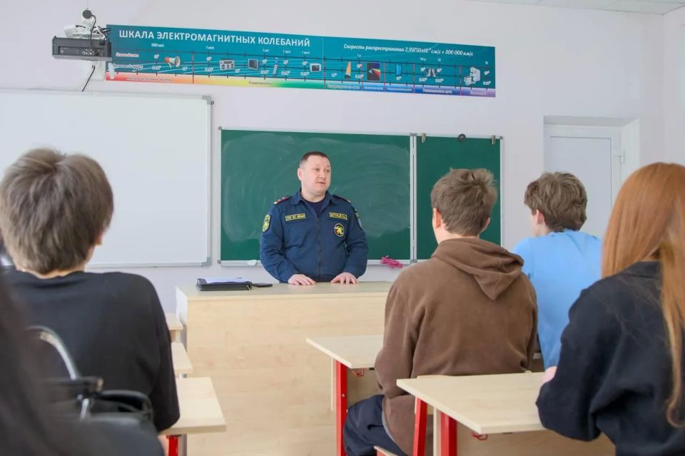 Специалисты Ямала провели занятия по пожарной безопасности для школьников Волновахского округа Специалисты Ямала провели занятия по пожарной безопасности для школьников Волновахского округа