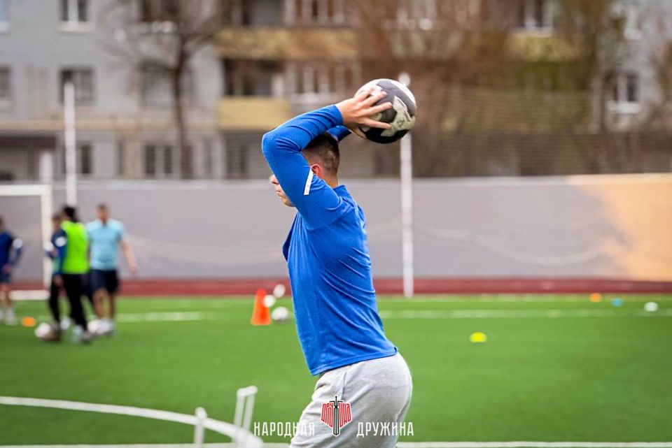 Две команды — одна цель!. В рамках проекта «Старший Брат» на базе спорткомплекса «Портовик» в Мариуполе прошла совместная тренировка ФК «Народная Дружина» и сборной Донецкого филиала Волгоградской академии МВД России Две команды — одна цель!. В рамках проекта «Старший Брат» на базе спорткомплекса «Портовик» в Мариуполе прошла совместная тренировка ФК «Народная Дружина» и сборной Донецкого филиала Волгоградской академии МВД России