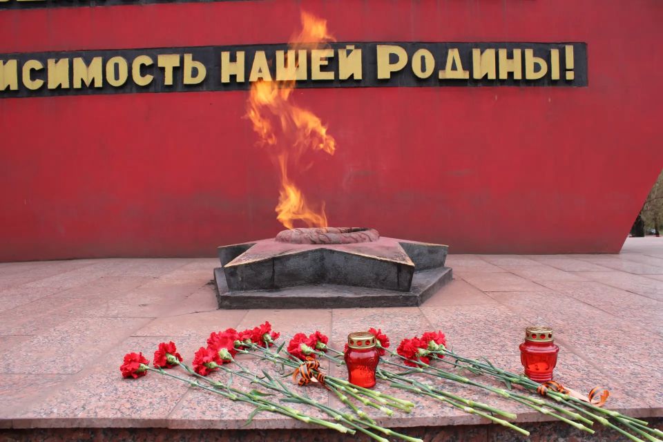 В преддверии Дня памяти жертв геноцида советского народа совместно со своим заместителем, председателем муниципального совета Анжелой Заболотской, сотрудниками Администрации округа и муниципального совета возложили цветы к... В преддверии Дня памяти жертв геноцида советского народа совместно со своим заместителем, председателем муниципального совета Анжелой Заболотской, сотрудниками Администрации округа и муниципального совета возложили цветы к...