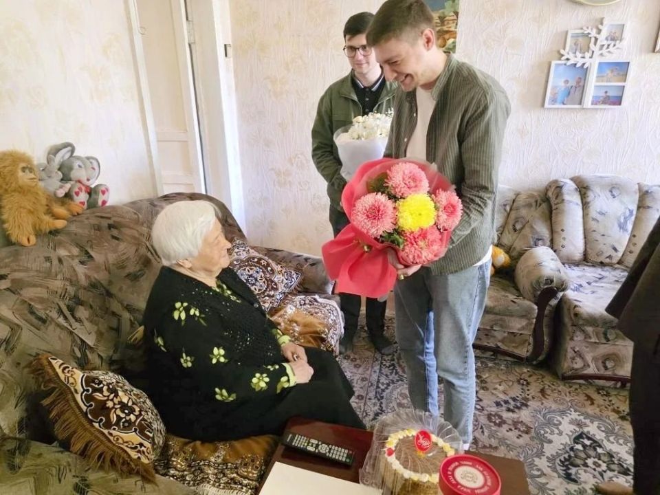 Александр Волошин: 17 апреля свои 90 лет отметила жительница Донецка Ганич Лора Петровна, чья биография стала живым свидетельством мужества, стойкости и преданности долгу Александр Волошин: 17 апреля свои 90 лет отметила жительница Донецка Ганич Лора Петровна, чья биография стала живым свидетельством мужества, стойкости и преданности долгу