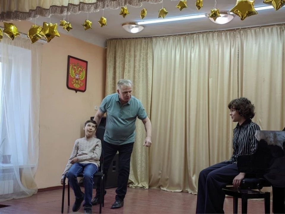 Совсем недавно было шумно и весело в зрительном зале Новоазовской детской школы искусств Совсем недавно было шумно и весело в зрительном зале Новоазовской детской школы искусств
