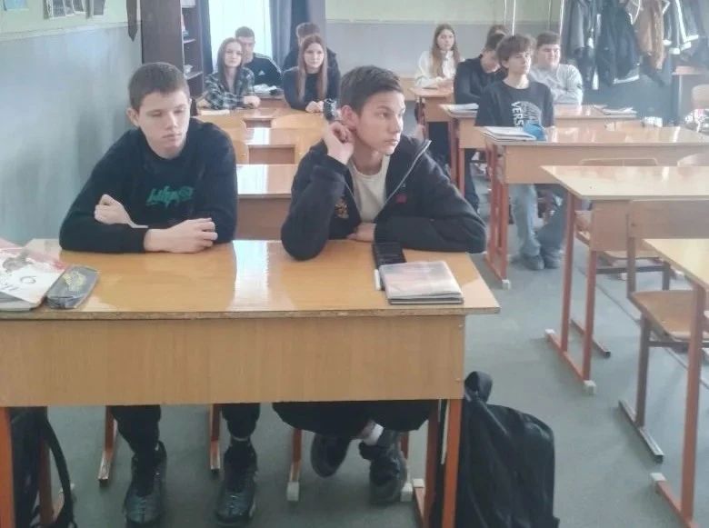 «Где учиться, если хочу стать военным» Сотрудники Центра культуры и досуга «Виктория» провели информационный час для старшеклассников Амвросиевской школы № 2 «Где учиться, если хочу стать военным» Сотрудники Центра культуры и досуга «Виктория» провели информационный час для старшеклассников Амвросиевской школы № 2